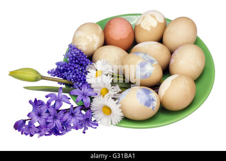 Ökologisch Ostereier im ländlichen Stil. Für die Malerei nur natürliche Farbstoffe - eine Zwiebel schälen, Calendula Blumen auch dienen. Erste Stockfoto