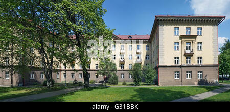 VILNIUS, Litauen - 10. Mai 2016: Die wichtigsten Schlafsaal der medizinischen Fakultät der staatlichen Universität unter alte Ahorne und Linden tr Stockfoto