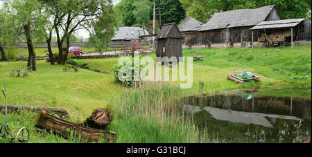 VILNIUS, Litauen - 15. Mai 2016: Ethnographische Museum von einem Retro-landwirtschaftliche Geräte, Werkzeuge und Gebäude im Gebiet Stockfoto