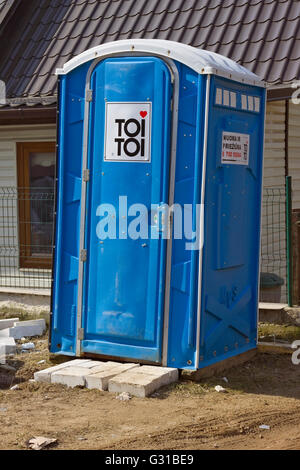 VILNIUS, Litauen - 28. März 2016: Blaue Kabine einer mobilen Bio Toilette Toi Toi-Marke in der Nähe der unter Bau Haus in Stockfoto