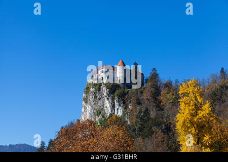 Bled Burg oben auf einer Klippe mit Blick auf See Stockfoto