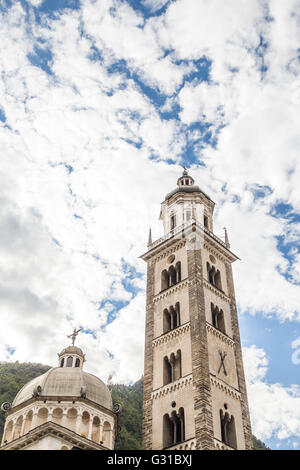 Der hohe Turm und die Kuppel des katholischen Heiligtums der Madonna di Tirano, einer Stadt in Valtellina, gelegen in der Provinz So Stockfoto