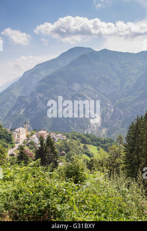 Ansicht der Alpen mit grünen Wäldern im Sonnenlicht. Hochebene von Asiago, Italien Stockfoto