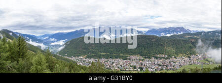 Panoramablick auf die Stadt von Aprica in der Provinz Sondrio, Lombardei, Norditalien. Es befindet sich am Fuße des Berg Stockfoto