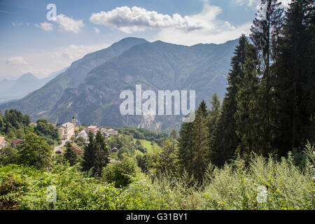 Alpen Berge mit grünen Wäldern im Sonnenlicht. Hochebene von Asiago, Italien Stockfoto