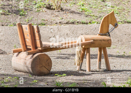 Sommer-Schlitten aus Holz für Kinder auf Hinterhof gemacht Stockfoto