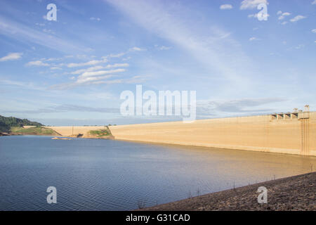 Khun Dan Prakan Chon dam, Nakhon Nayok, Thailand / Dämme um Wasser zu speichern. Stockfoto