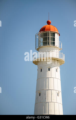 Leuchtturm von Tahkuna gegen blauen Himmel, Insel Hiiumaa, Estland Stockfoto