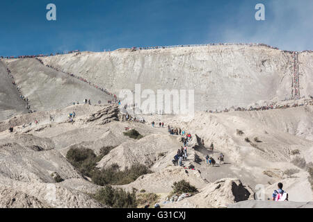 JAVA, Indonesien-AUGUST 16:Tourist Fahrt Pferd und zu Fuß zum Krater des Mount Bromo auf 16. August 2015 in Java, Indonesia.Mt zu sehen. Stockfoto