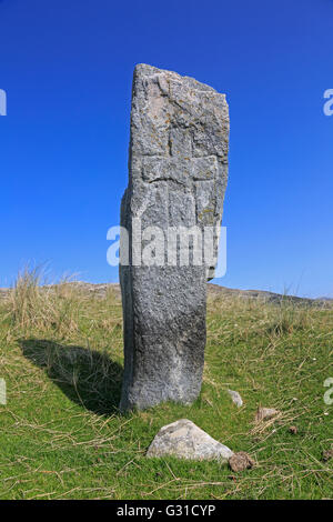 Standing Stone mit einem gravierten Kreuz auf z. Insel äußeren Hebriden Stockfoto