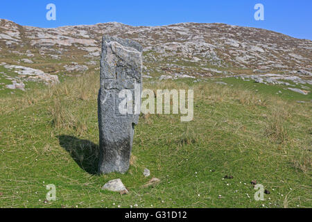 Standing Stone mit einem gravierten Kreuz auf z. Insel äußeren Hebriden Stockfoto