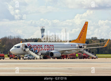 Verpflegung von einer Boeing 737-800 betrieben durch türkische Low-Cost-Carrier Pegasus Airlines am Flughafen Hamburg Stockfoto