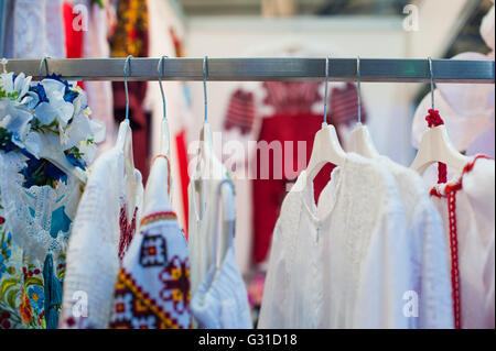 Nationalen ukrainischen Klamotten in den Schrank auf trempel Stockfoto