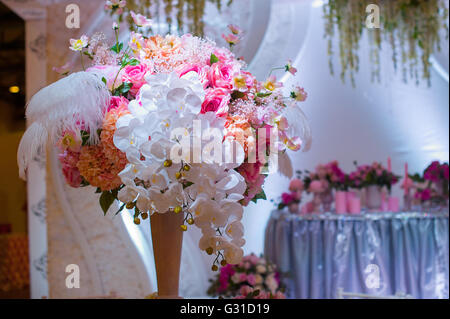 schöner Blumenstrauß an der Hochzeitstafel in einem restaurant Stockfoto