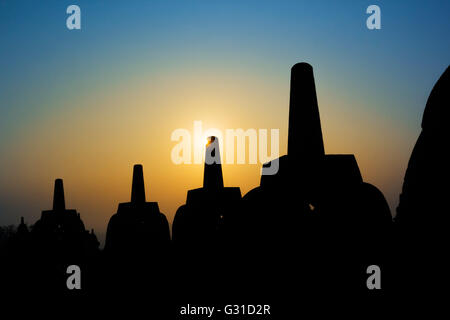 Silhouette Borobudur-Tempel bei Sonnenaufgangszeit mit Licht platzen, Yogyakarta, Java, Indonesien. Stockfoto