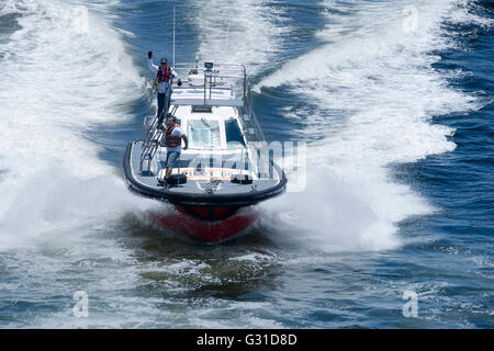 Lotsenboot unterstützen große Kreuzfahrtschiff mit Navigation in den Gewässern von Rio De Janeiro. 20. Dezember 2012, Rio De Janeiro, Brazi Stockfoto