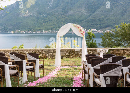 Hochzeit Bogen dekoriert mit Blumen im freien Stockfoto