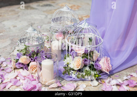 Weißen Käfig mit natürlichen Rosen als Dekoration Stockfoto