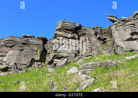 Bergsteiger auf Stanage Edge, Hope Valley, Peak District National Park, Derbyshire, England, UK. Stockfoto