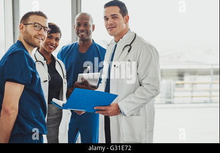 Ärzte stehen gemeinsam entspannt zuversichtlich Lächeln in die Kamera Stockfoto