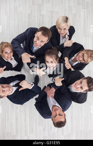 Gruppe von Geschäftsleuten, die Daumen hoch Zeichen in Freude Stockfoto