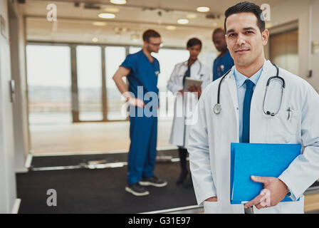 Arzt im Krankenhaus stand vor der Mannschaft der Chirurgen und Ärzte, medizinische Crew Stockfoto