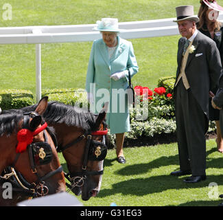 Ascot, Großbritannien, Königin Elizabeth II, Königin von Großbritannien und Nordirland mit Ehemann Prinz Philip Stockfoto