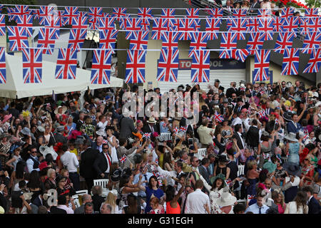 Ascot, Großbritannien, elegant gekleidete Menschen unter vielen Nationalflaggen Stockfoto