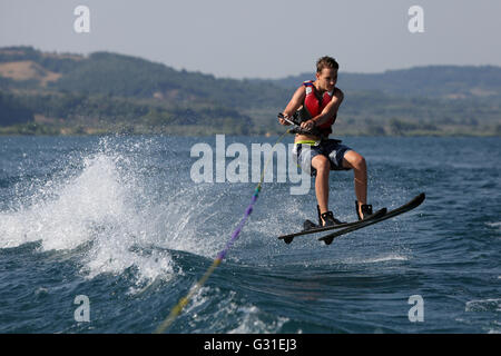 Capodimonte, Italien, junge läuft Wasserski am Lago di Bolsena Stockfoto