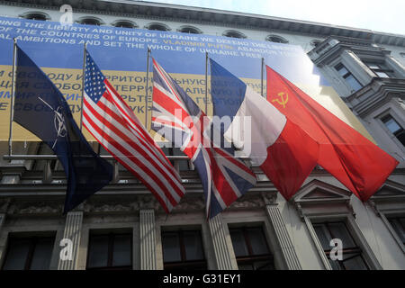 Berlin, Deutschland, Flagge der NATO und der nationalen Flaggen von Großbritannien, Frankreich, Russland und den USA Stockfoto