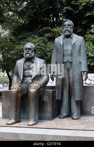 Berlin, Deutschland, Bronzestatuen von Karl Marx und Friedrich Engels Stockfoto