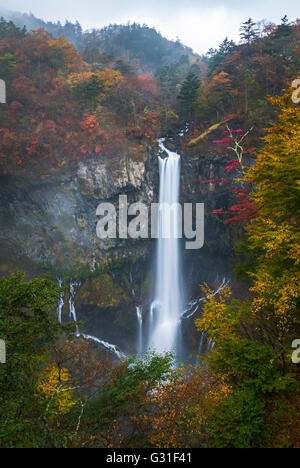 Kegon-Wasserfall im Herbst, Nikko, Japan. Stockfoto