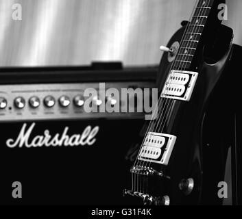 Ein schwarz Encore Les Paul-Stil-e-Gitarre mit einen Marshall Amp - klassische Stockfoto