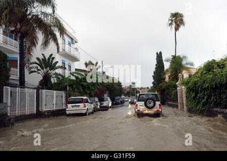 Aci Trezza, Italien, Autos fahren auf einer überfluteten durch Regenwasser Street Stockfoto