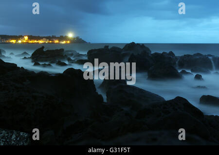 Aci Trezza, Italien, mit Blick auf die Stadt am Ionischen Meer in der Nacht Stockfoto