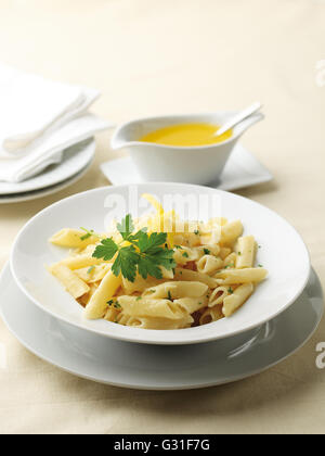 Italienische Penne-Nudeln mit einer Butter-Sahne-Sauce serviert Stockfoto