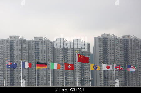 Hong Kong, China, Nationalflaggen verschiedener Länder in den Wind, die Chinesen über alle winken Stockfoto