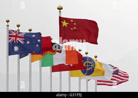 Hong Kong, China, Nationalflaggen verschiedener Länder in den Wind, die Chinesen über alle winken Stockfoto