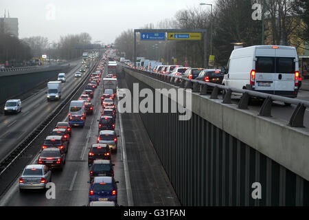 Berlin, Deutschland, Stau auf der Autobahn A 100 in der Höhe, Jakob-Kaiser-Platz Stockfoto