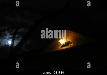 Berlin, Deutschland, brillante Moravian Star und Vollmond Stockfoto