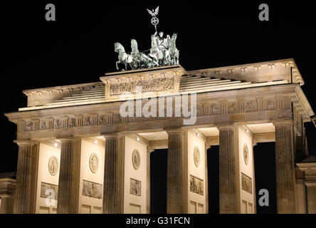 Berlin, Deutschland, das Brandenburger Tor bei Nacht Stockfoto