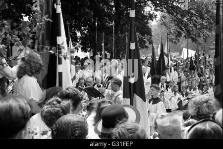 Dresden, DDR, Fronleichnams-Prozession im großen Garten Stockfoto