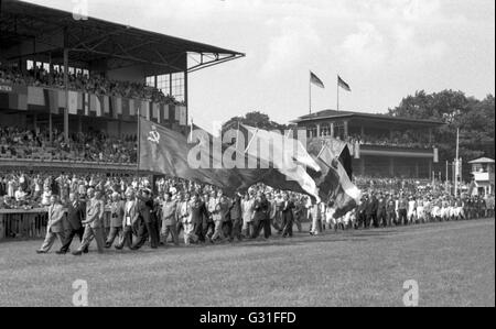 Hoppegarten, DDR, Bereitstellung der ausländischen Gäste auf der internationalen Tagung vor der Hauptbühne der Rennbahn Stockfoto