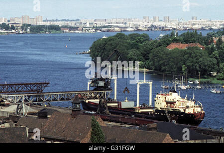 Rostock, DDR, mit Blick auf die Ueberseehafen Rostock am Unterwarnow Stockfoto