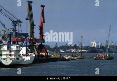 Rostock, DDR, Ladekrane und Fracht Schiffe in Ueberseehafen Rostock Stockfoto