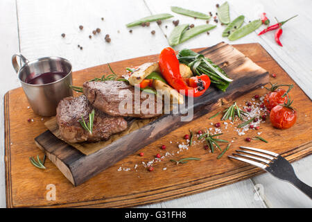 Steak mit Erbsen und Gemüse Stockfoto