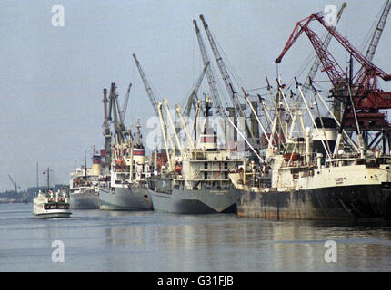 Rostock, DDR, Ladekrane und Fracht Schiffe in Ueberseehafen Rostock Stockfoto