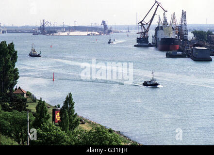 Rostock, DDR, mit Blick auf die Ueberseehafen Rostock Stockfoto