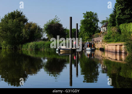 Ein Kanal Schiff betritt Droitwich Kanal durch eine Schleuse aus dem Fluss Severn bei Hawford Mill, Claines auf dem Weg zu Droitwich. Stockfoto