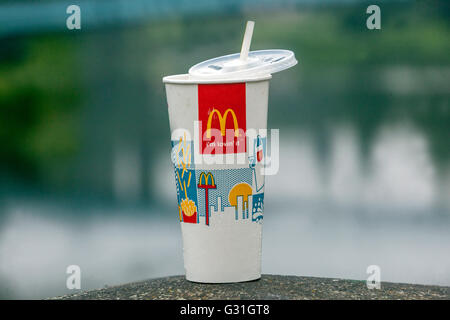 McDonald's Cup mit Stroh McDonalds Drink Stockfoto